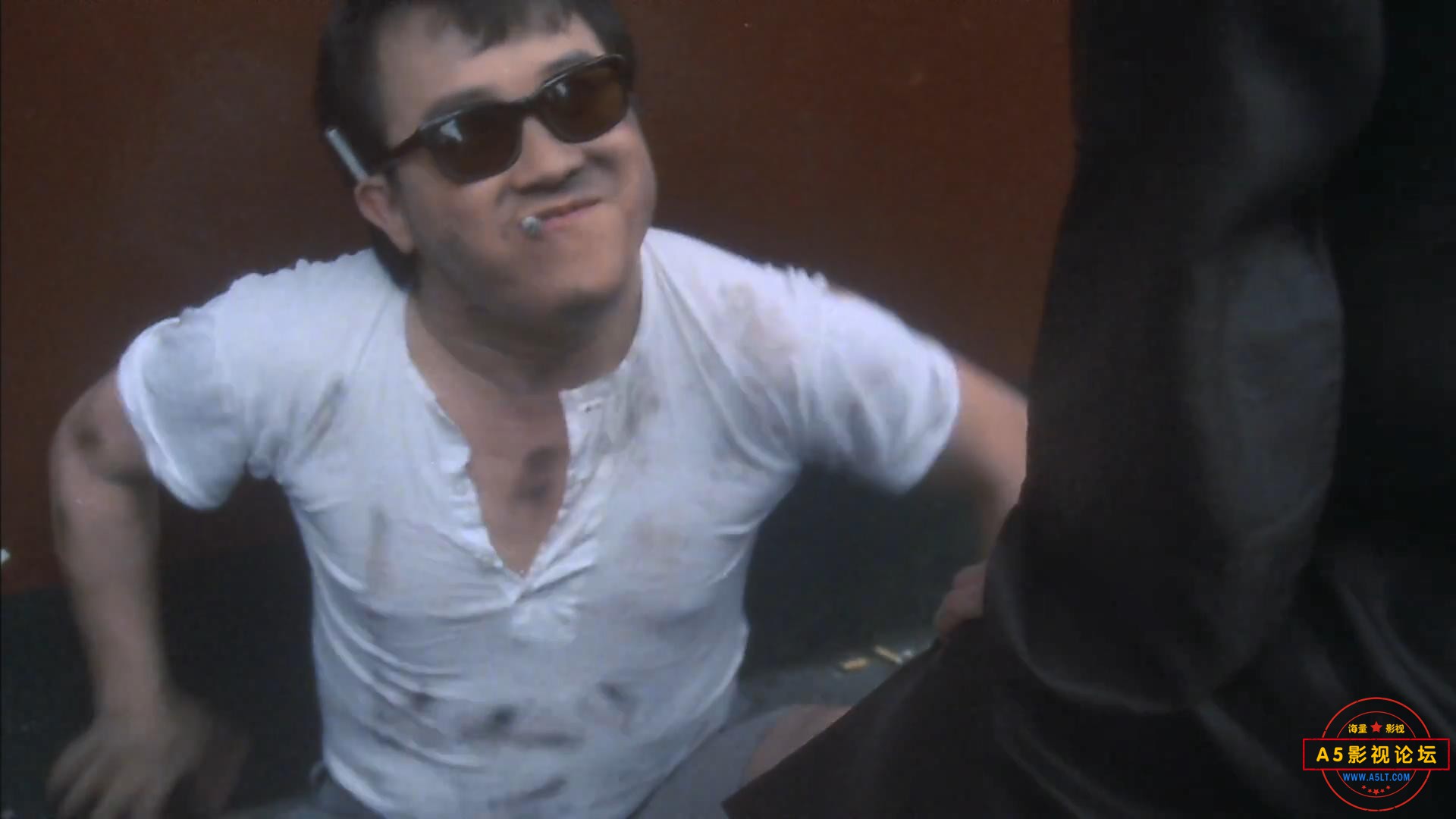 难兄难弟 1982 国粤双语中字.mkv_20201006_174716429.jpg