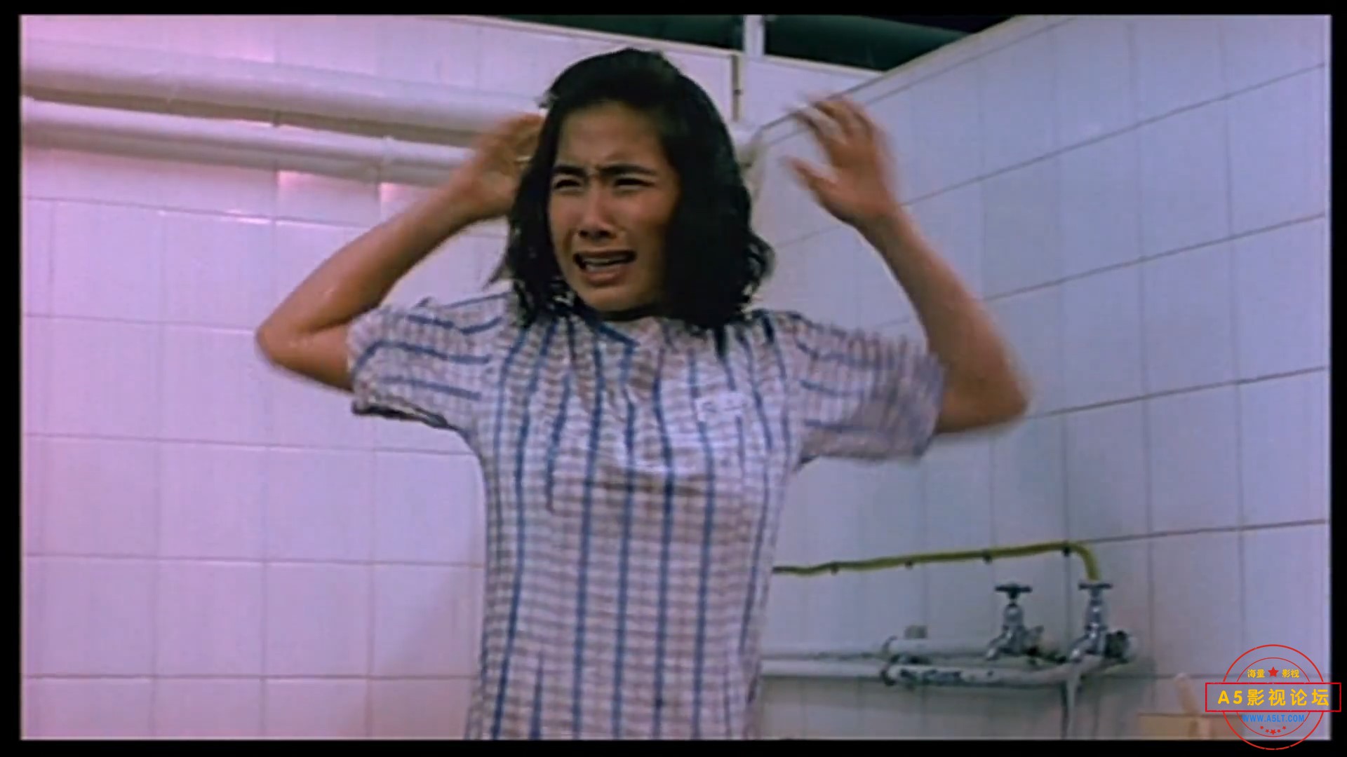 监狱不设防.无删减版1080P.国粤双语.中字-00_33_09-2022_03_24_17_03_16.jpg