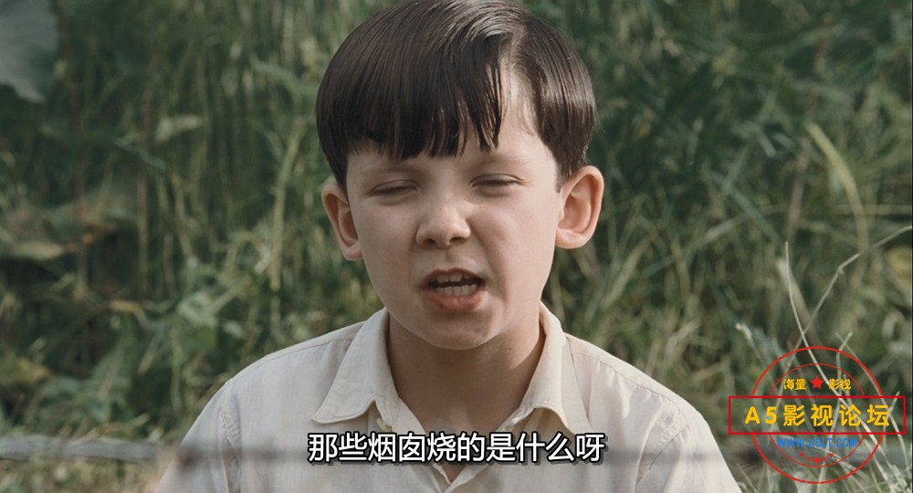 穿条纹睡衣的男孩