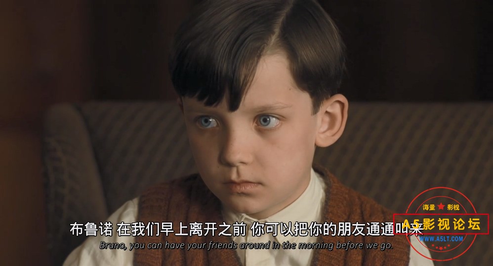 穿条纹睡衣的男孩