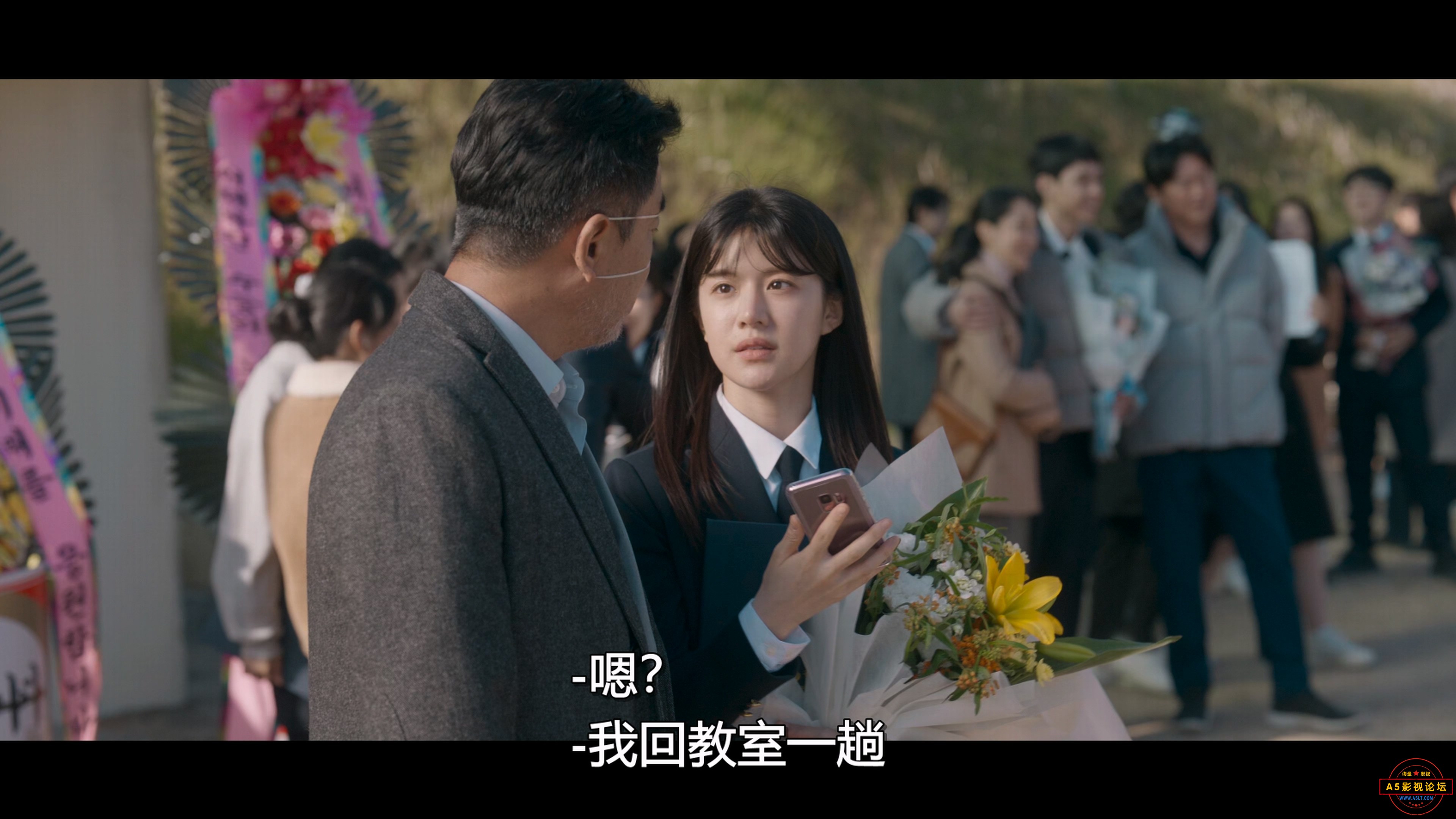 Moving.S01E20.Graduation.Day.2160p.DSNP.WEB-DL.DDP.5.1.Atmos.HDR10.H.265-BlackTV.jpg
