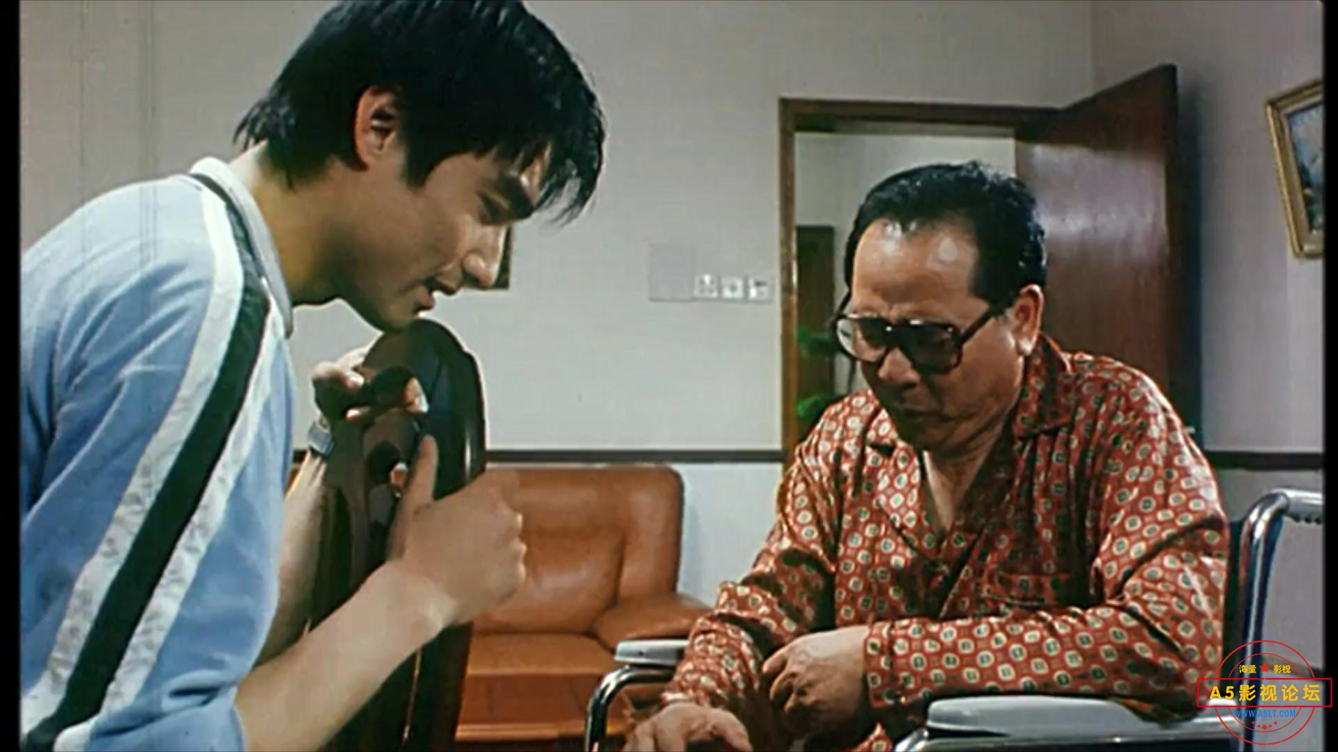 婚礼定在回归日 1997.mp4_20240412_192414299.jpg