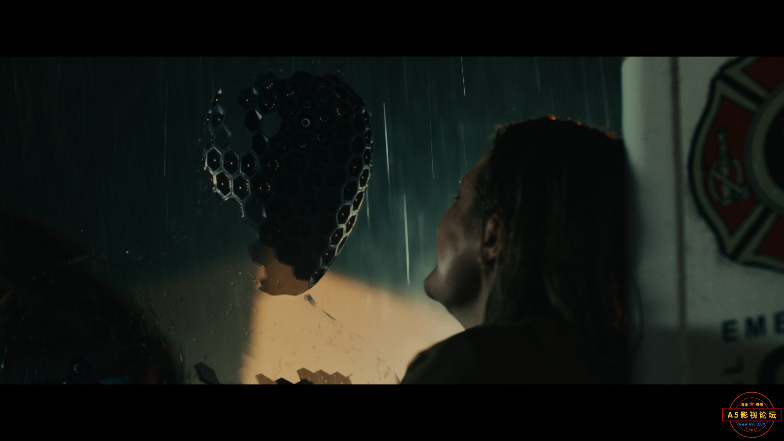 Invisible-Man-2020.mkv_snapshot_01.32.52_2020.05.26_17.37.31-scaled.jpg