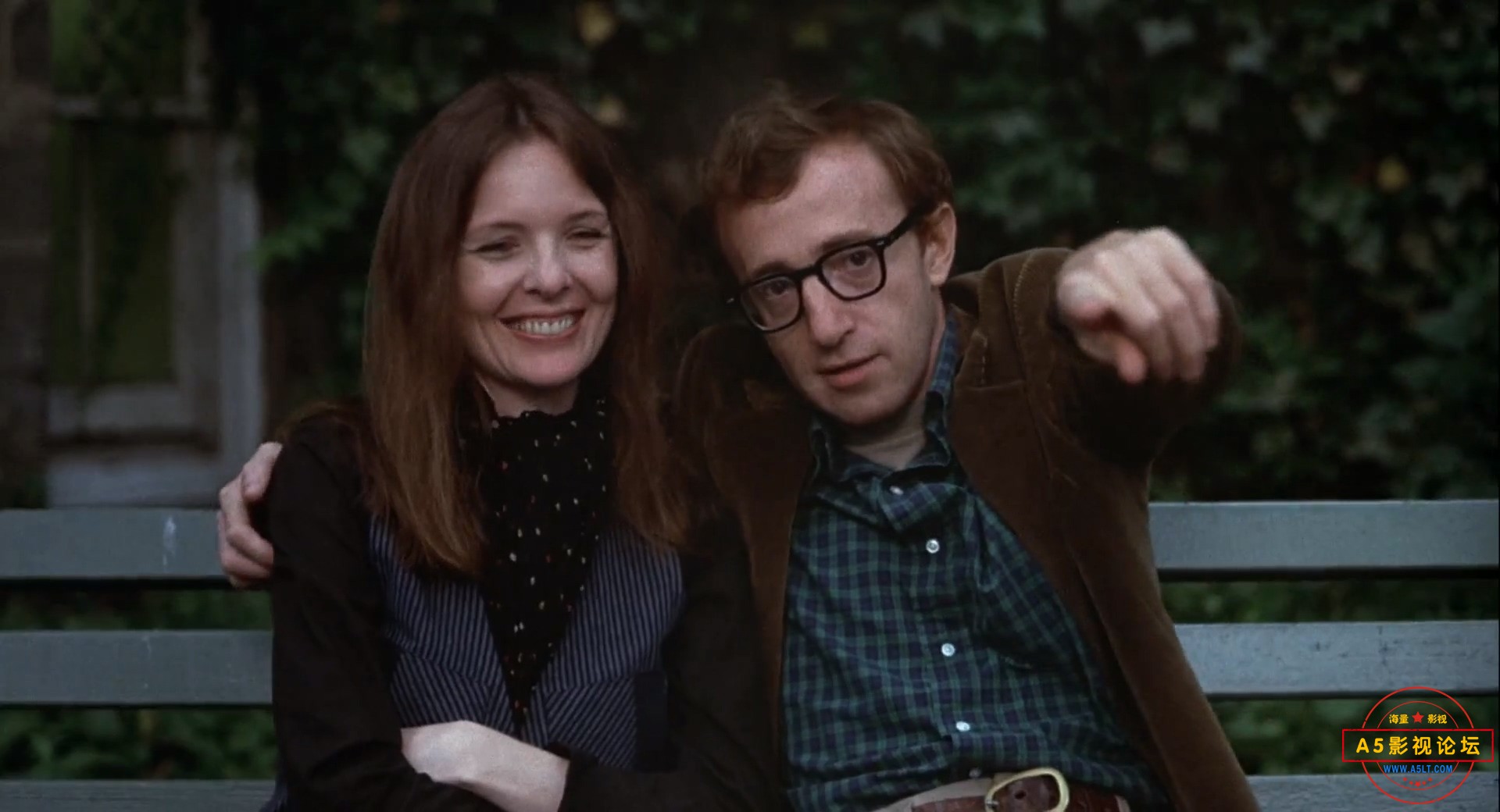 安妮 霍尔 Annie.Hall.1977.1080p.BluRay.H264.AAC-国语中字.mkv_20240915_095822.559.jpg